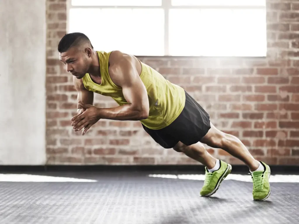 Clínica de Fitness - tonificar musculos Atleta realizando burpees en circuito funcional – tonificar cuerpo