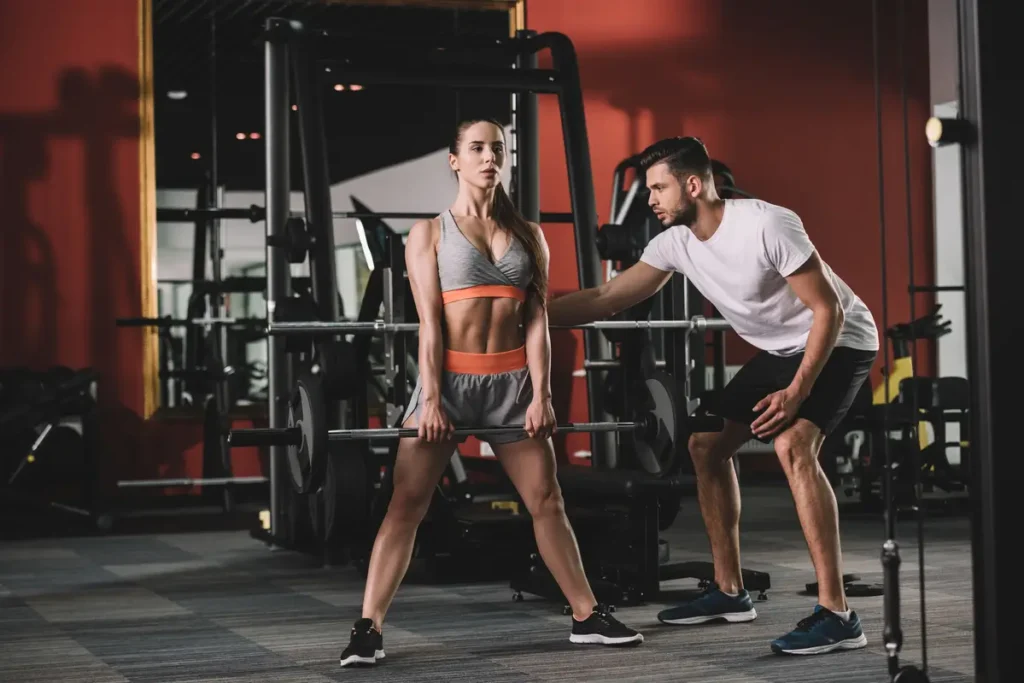 Clínica de Fitness - tonificar musculos Entrenador guiando rutina con electroestimulación – tonificación muscular