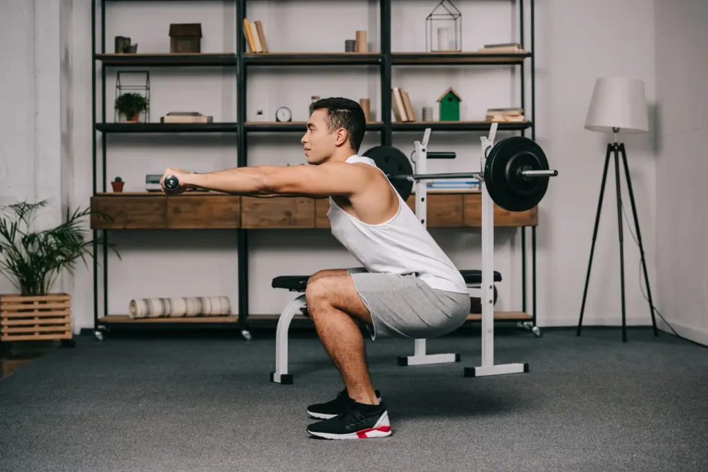 Clínica de Fitness - tonificar musculos Hombre haciendo sentadillas con pesas – músculos cuerpo