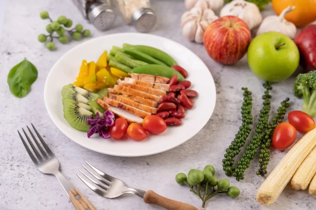 Plato balanceado con proteínas, vegetales y carbohidratos – hábitos alimenticios para aumentar masa muscular-clinica de fitness