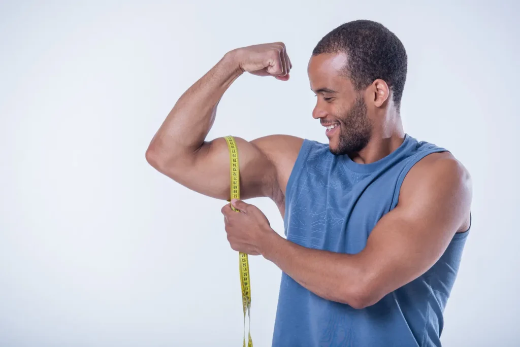 mostrando el progreso en aumento de masa muscular en semanas-resultados de hábitos saludables-clinica de fitness