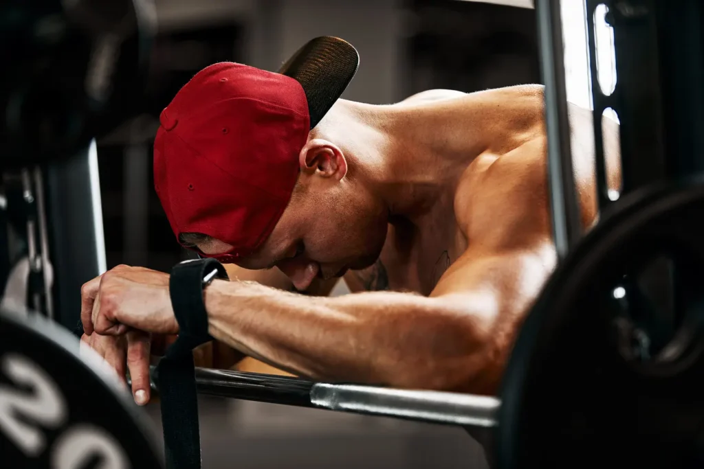 Atleta realizando press militar con técnica correcta- clinica de fitness
