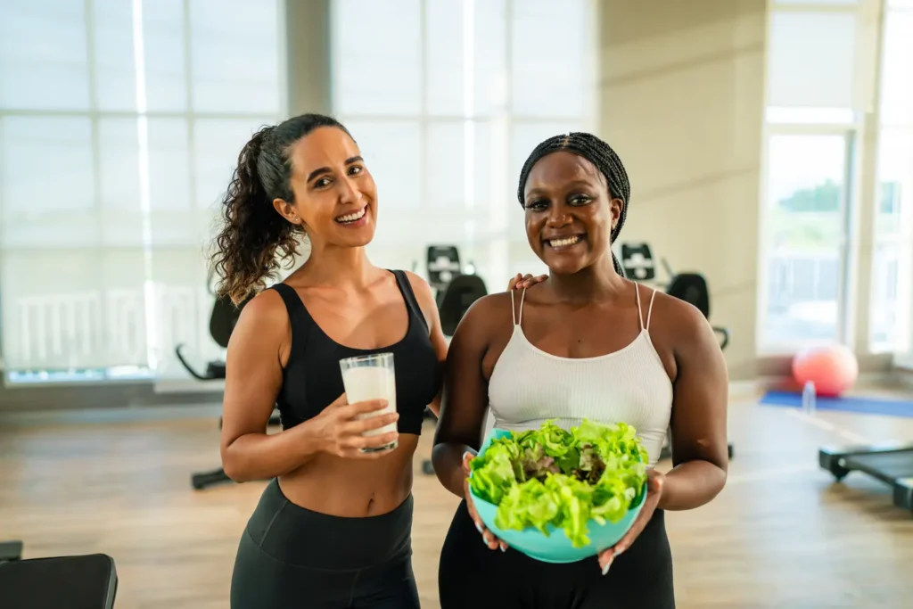 Entrenador explicando cómo activar el metabolismo basal mediante ejercicios de fuerza- clinica de fitness