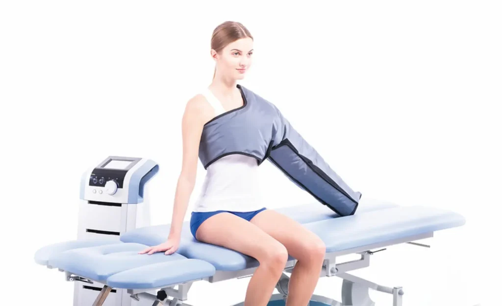 Equipo LYMPHASTIM® aplicado para drenaje linfático con máquina - clinica del fitness