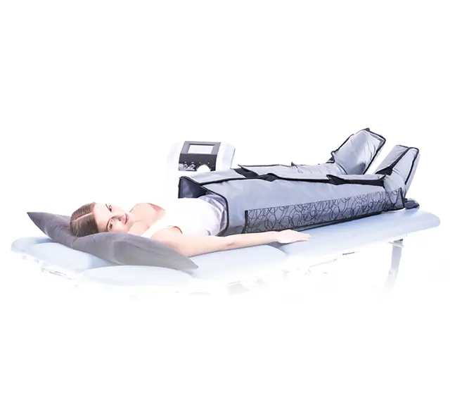 Paciente recibiendo masaje linfático en clínica estética - clinica del fitness