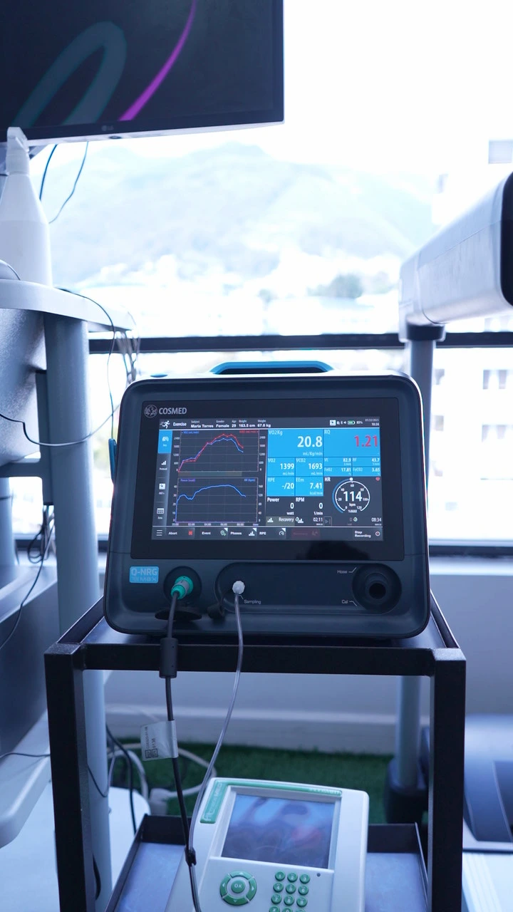 Laboratorio de fisiología realizando una prueba de VO2 máx en cinta ergométrica - clínica de fitness